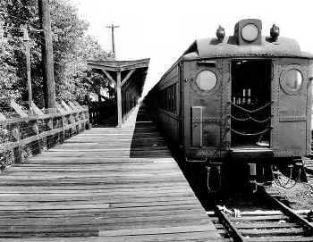 46. Station-Jamaica Race Track-MU Race Train-Locust Manor-1944.JPG (156766 bytes)